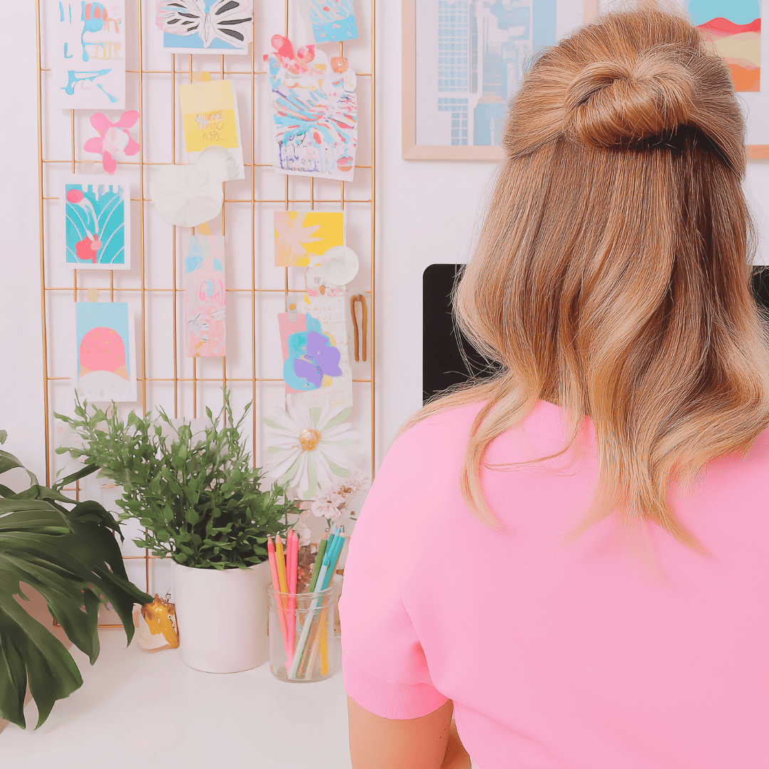 Twórczyni przy biurku w pracowni